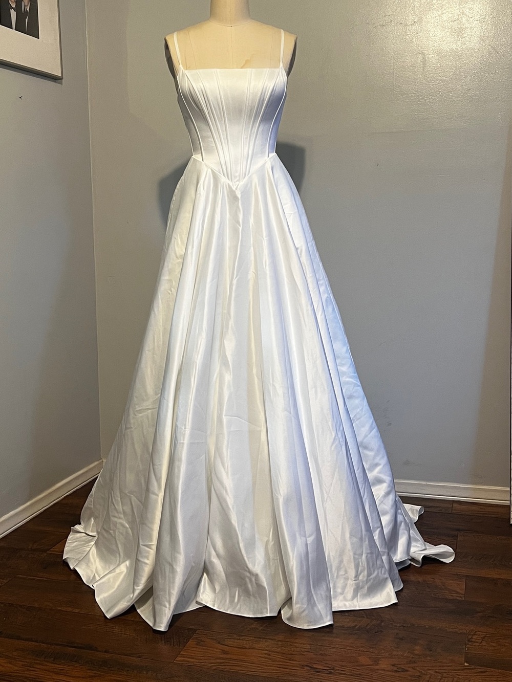 Elegant Ivory Spaghetti-Strap Wedding Dress with Structured Bodice - Picture 4 of 8